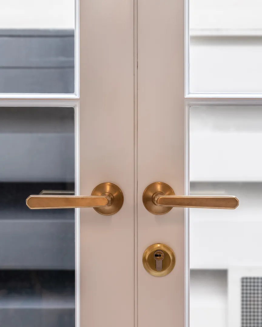 12 Upper Grosvenor Street - Alexander Lever (LV1106) in Brushed Brass Waxed - BBW on external door