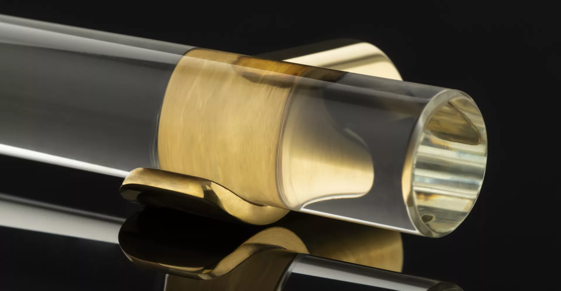 Snug Cabinet Handle (CH1122.02) in Polished Brass Waxed - PBW on Black (Web Crop)