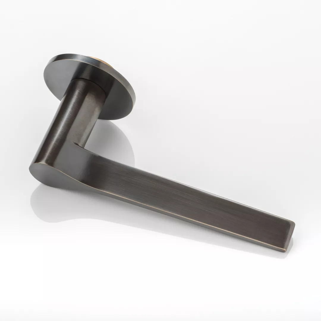 Fonteyn Lever (LV1045) in Dark Bronze Waxed on a white background