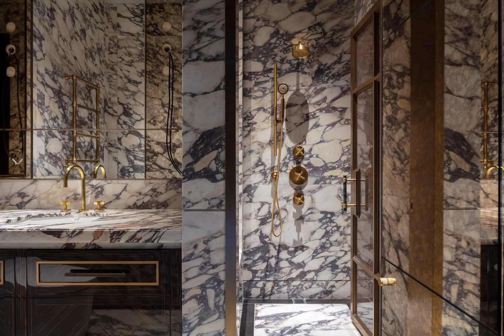 Grande la Demuere - Bathroom with Collett Marble Door Pull (DP1053) in Green Guatemala - GGM & Brushed Brass Waxed - BBW