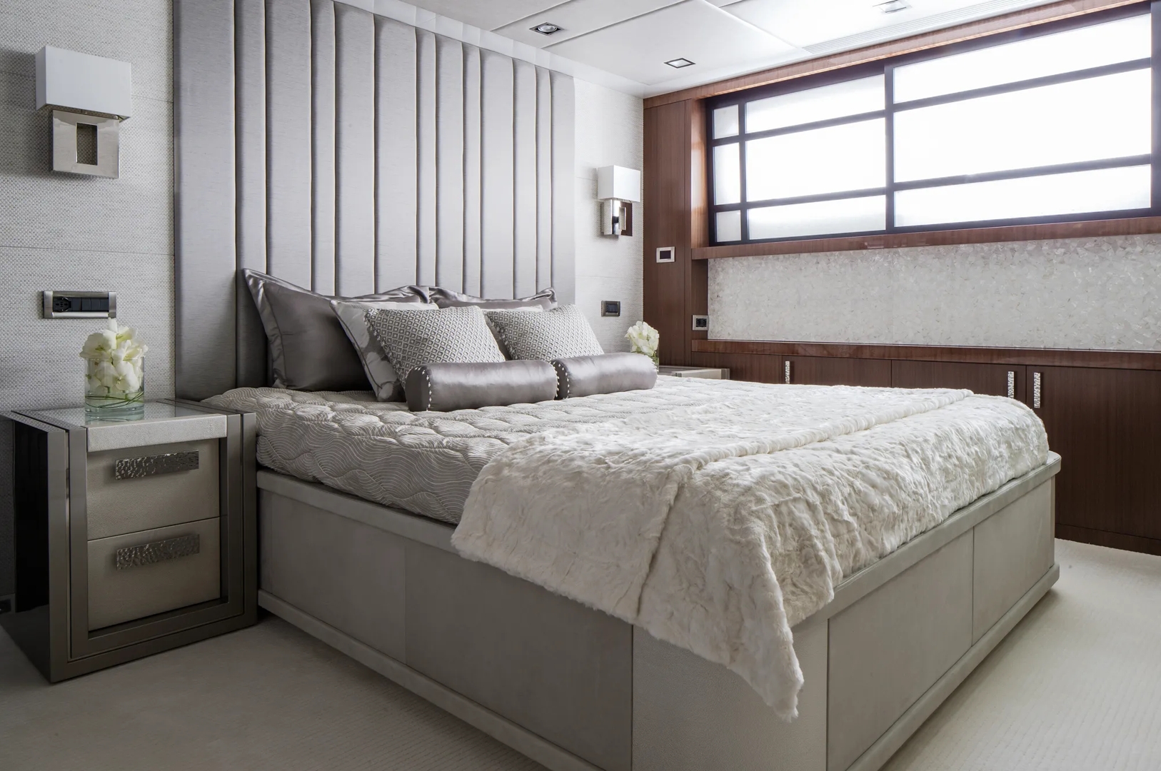 My Turquoise - Bedroom with Bespoke Hammered Cabinet Handles in Polished Stainless Steel - PSS