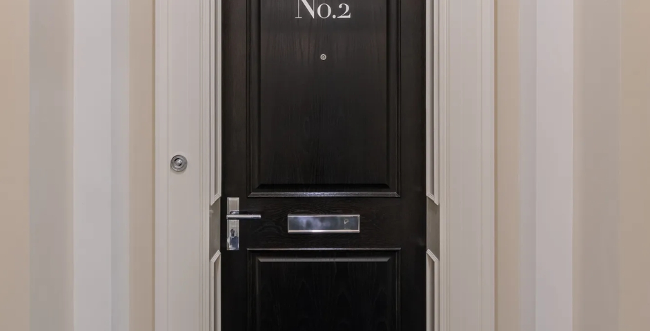Poundbury - Bartlett Lever (LV1058) on bespoke rectangular backplate in Polished Chrome - PC