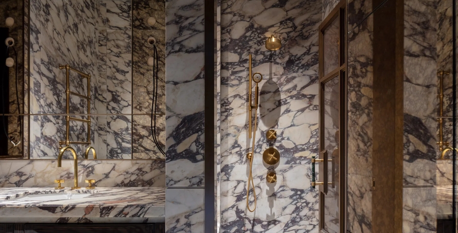 Grande la Demeure - Bathroom with Collett Marble Door Pull (DP1053) in Green Guatemala - GGM & Brushed Brass Waxed - BBW