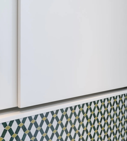 St Goar Cottage - Cabinet with Ledge Cabinet Handle (CH1017) in Mid Antique Brass Waxed - MABW
