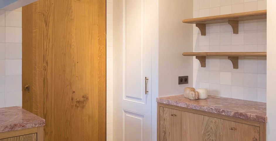 Arendonk - Kitchen with Buckland Door Knob (DK1062), Montgomery Cabinet Handle (CH1079) & Montgomery Cabinet Pull (CP1111) in Mid Antique Brass Waxed - MABW