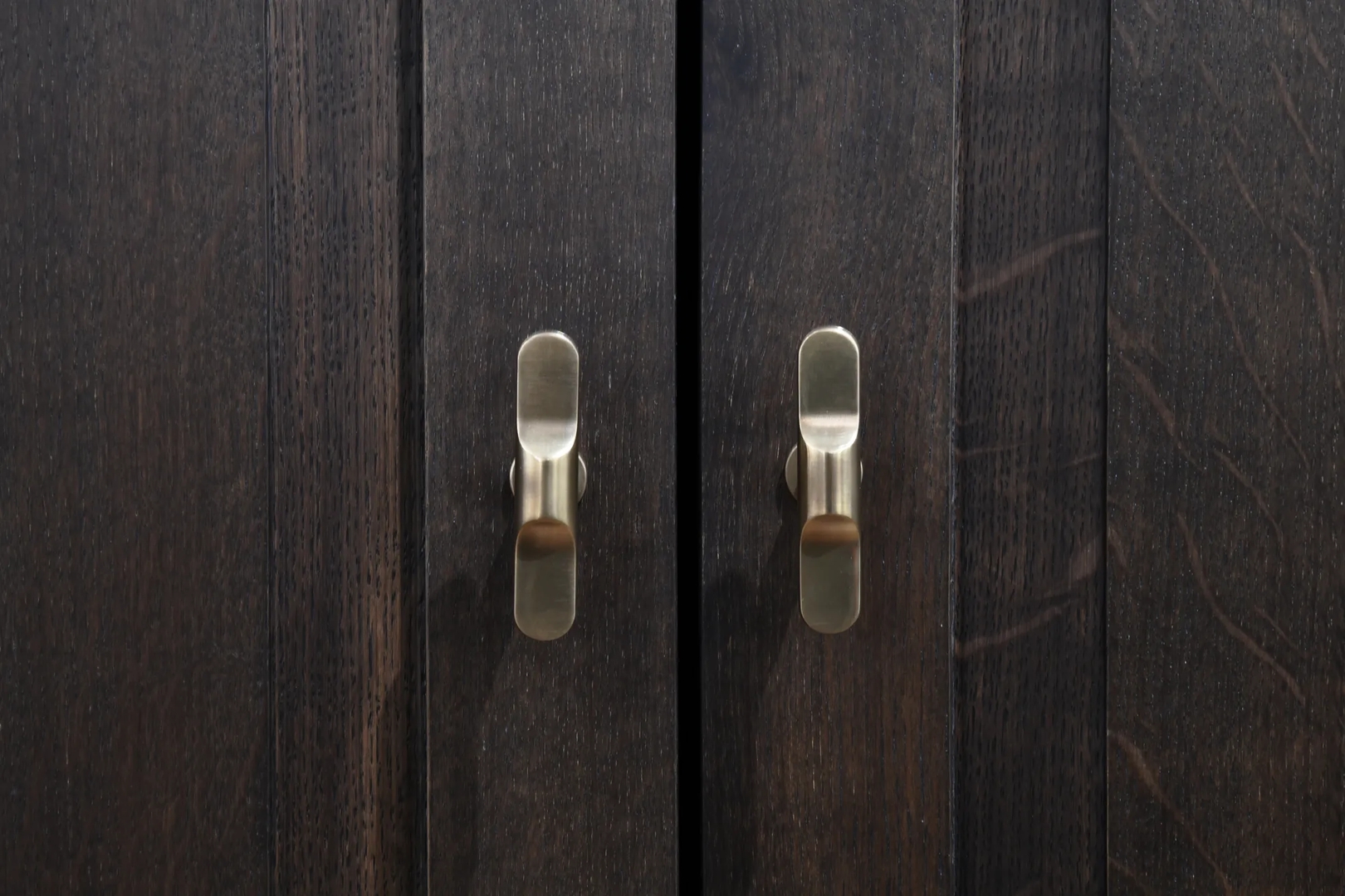 Contour Cabinet T-Bar Pulls (CP1160) In Situ Mid Antique Brass Waxed - MABW in the training room