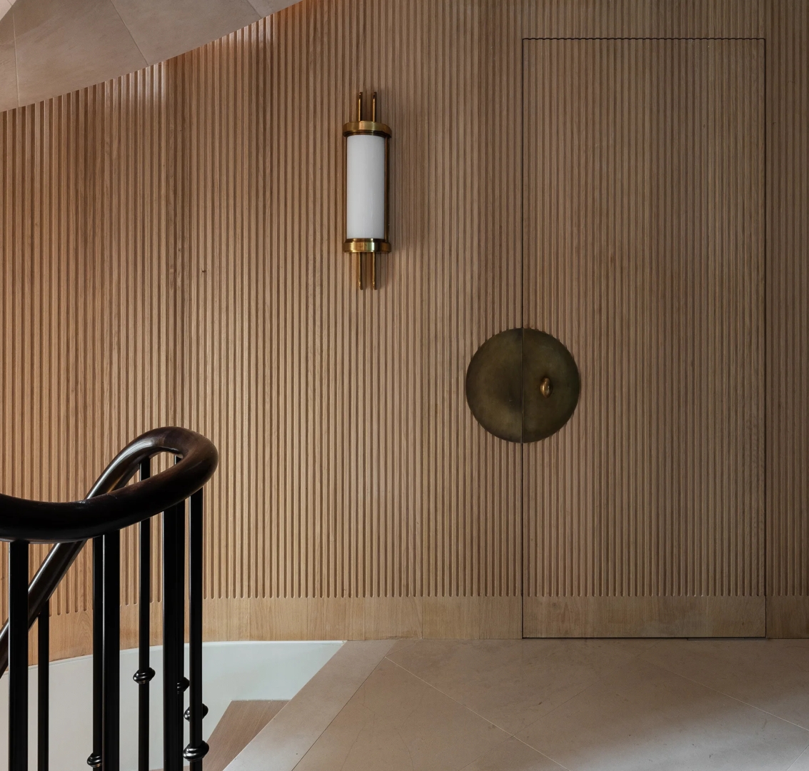 Mayfair Coach House (30 Hays Mews) - Hallway with Albert Door Knob (DK1061) in Mid Antique Brass Waxed - MABW