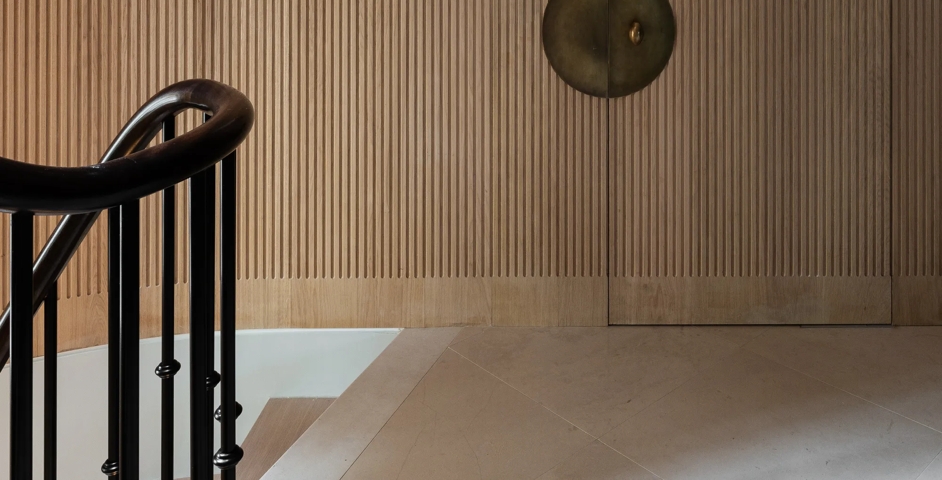 Mayfair Coach House (30 Hays Mews) - Hallway with Albert Door Knob (DK1061) in Mid Antique Brass Waxed - MABW