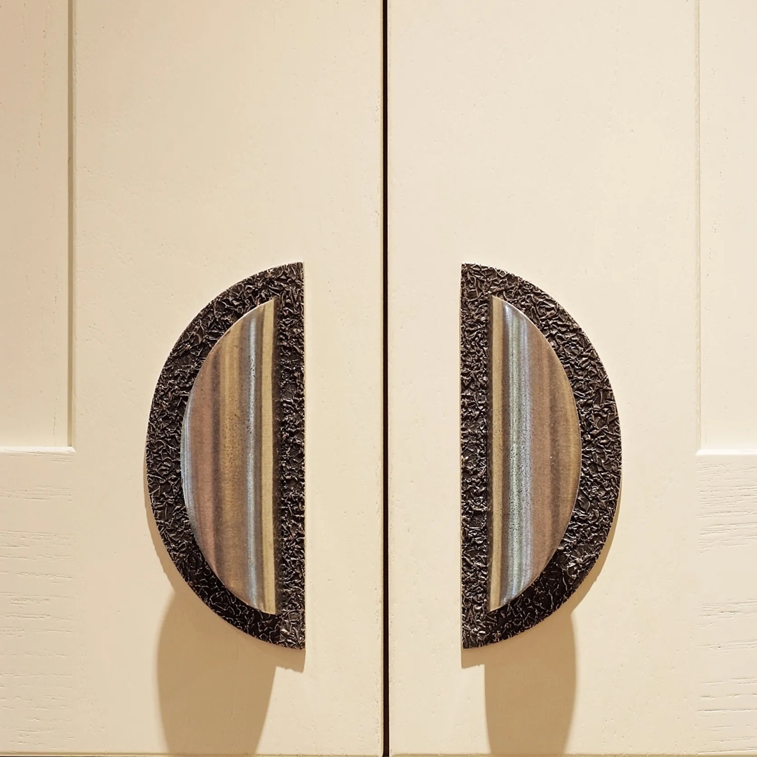 33 Oakwood Avenue - Kitchen with Bespoke Textured Cabinet Handles in Brushed Nickel - BN