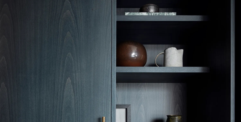 Bay House - Kitchen with Rolled & Hammered Cabinet Handle (CH1012) in Mid Antique Brass Waxed - MABW