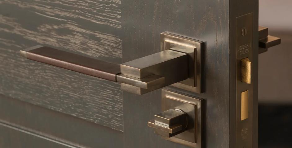 31-33 Lennox Gardens - Bathroom with Holmes Lever with Leather (LV1100) in Dark Bronze Waxed - DBZW & Dark Brown Leather - JGL01 and Holmes Privacy Turn (TT1075)