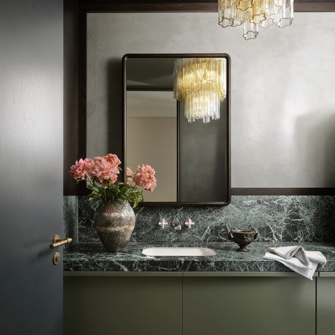 Bay House - Bathroom with Rolled & Hammered Lever Handle (LV1047) & Release (RL1015) in Mid Antique Brass Waxed - MABW