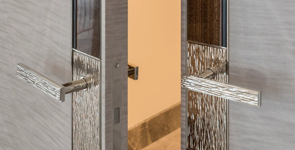 77 South Audley Street - Bespoke Molten Texture Lever (LV1082) on Backplate in Polished Nickel - PN