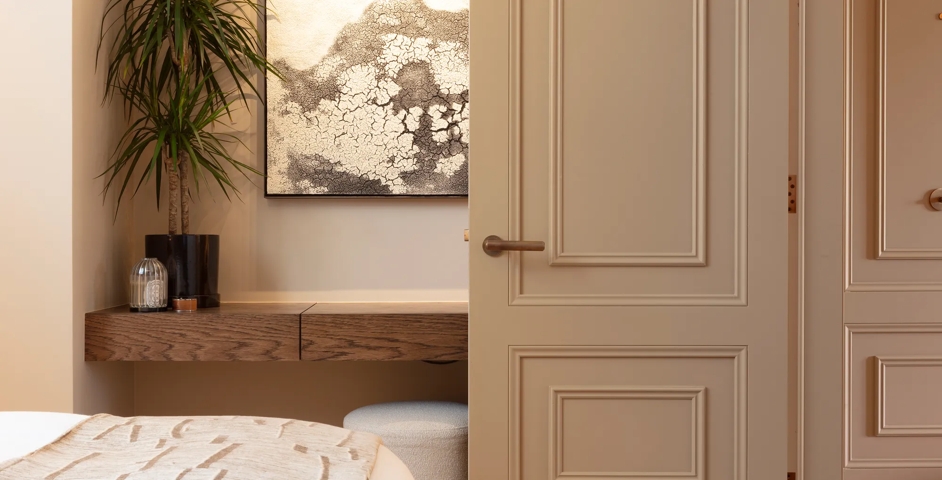 Little Venice, Sutherland Avenue - Bedroom with Barlett Lever (LV1147) & Ethan Hinge (HG1038) in Mid Antique Brass Waxed - MABW