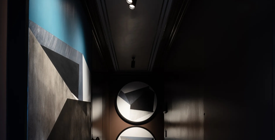 Mayfair Coach House (30 Hays Mews) - Hallway with Albert Door Knob (DK1061) in Mid Antique Brass Waxed - MABW