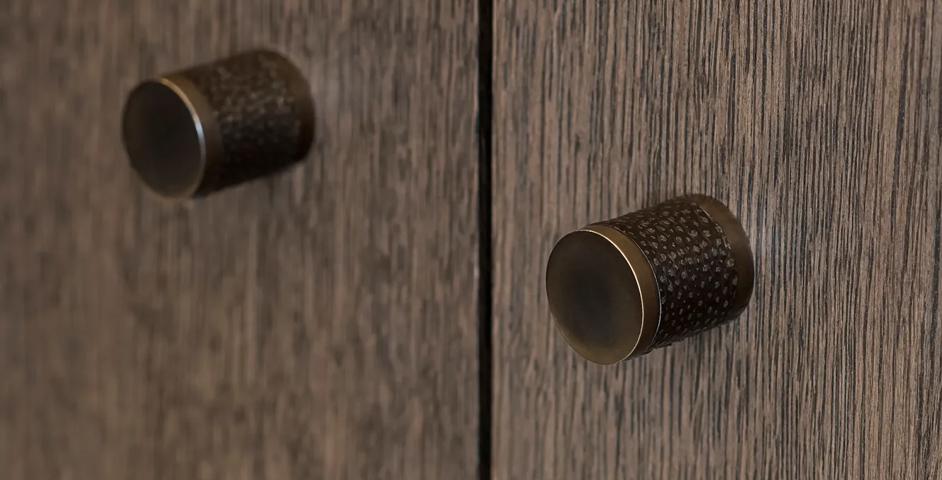 5-6 Connaught Place - Cabinetry with Thurloe Cabinet Pull with Shagreen (CP1003) in Dark Bronze Waxed - DBZW