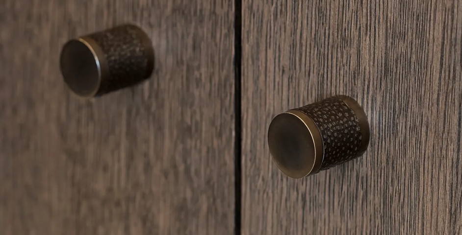 5-6 Connaught Place - Cabinetry with Thurloe Cabinet Pull with Shagreen (CP1003) in Dark Bronze Waxed - DBZW