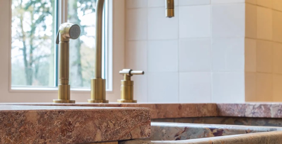 Arendonk - Kitchen with Montgomery Cabinet Pull (CP1111) in Mid Antique Brass Waxed - MABW