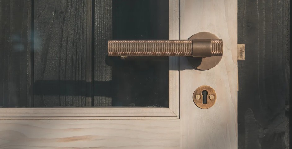 Nomad Cabin - Ashworth Lever with Diamond Knurl (LV1166) in Mid Antique Brass Waxed - MABW