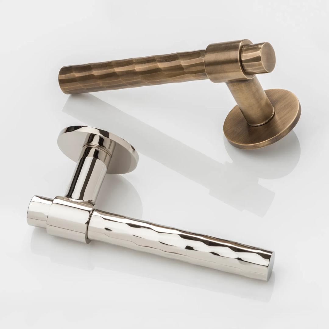 Rolled & Hammered Lever (LV1047) in Mid Antique Brass Waxed & Polished Nickel on a white background