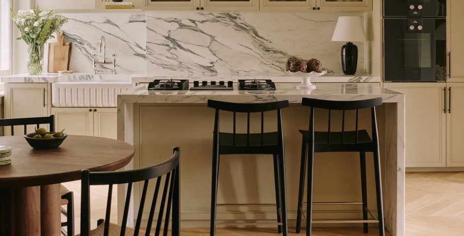 Hampstead Pied a Terre - Kitchen with Huntingford Cabinet Handle (CH1070) & Huntingford Cabinet Pull (CP1104) in Dark Bronze Waxed - DBZW