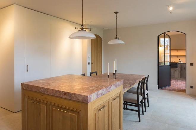 Arendonk - Kitchen with Buckland Door Knob (DK1062), Montgomery Cabinet Handle (CH1079) & Buxton Cabinet Handle (CH1106) in Mid Antique Brass Waxed - MABW