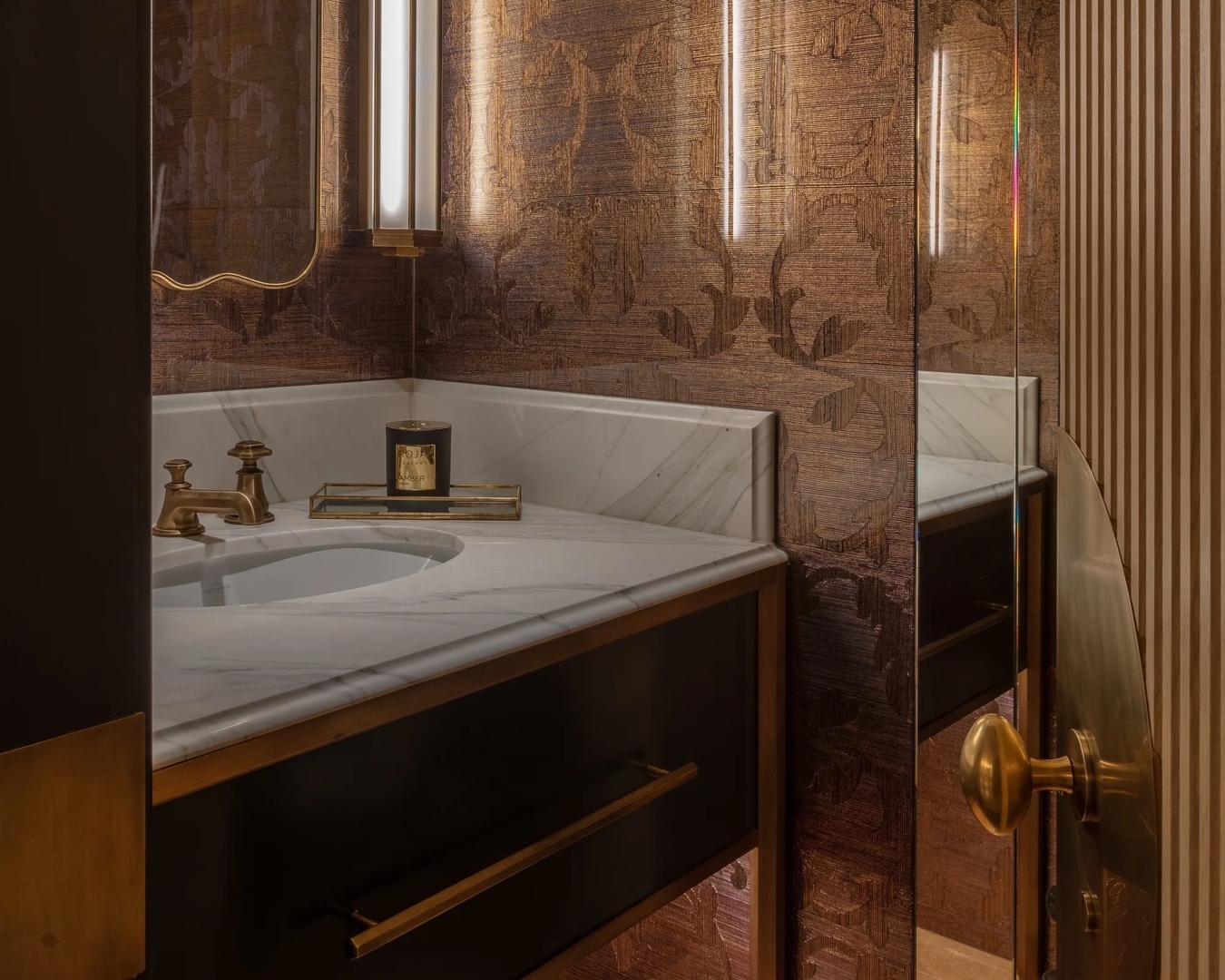Mayfair Coach House (30 Hays Mews) - Bathroom with Albert Door Knob (DK1061) & Minimalist Release (RL1028) in Mid Antique Brass Waxed - MABW
