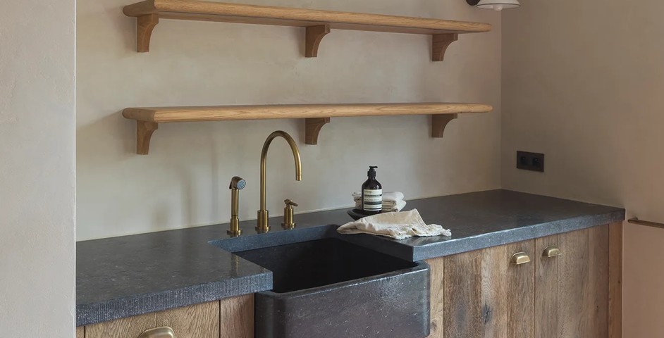 Arendonk - Kitchen with Buxton Cabinet Handle (CH1106) in Mid Antique Brass Waxed - MABW