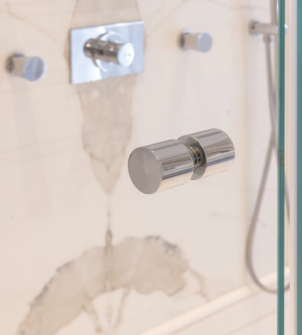 15 Bryanston Square - Bathroom with Arnold Shower Door Knobs (BA1004) in Polished Chrome - PC