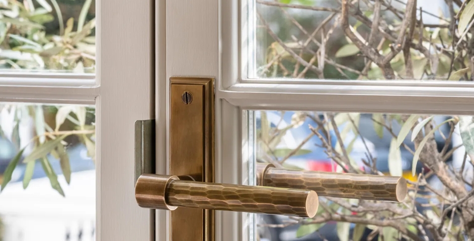 67 Lansdowne Road - External Door with Bespoke Rolled & Hammered Lever (LV1047) on Backplate in Mid Antique Brass Waxed - MABW