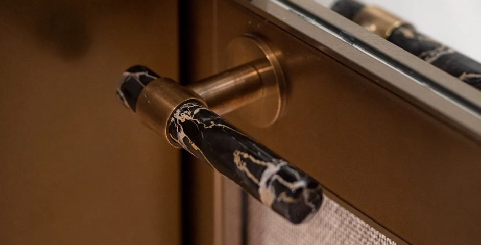 Grande la Demeure - Bathroom with Collett Marble Lever Handle (LV1096) in Black Portoro - BPM & Mid Antique Brass Waxed - MABW