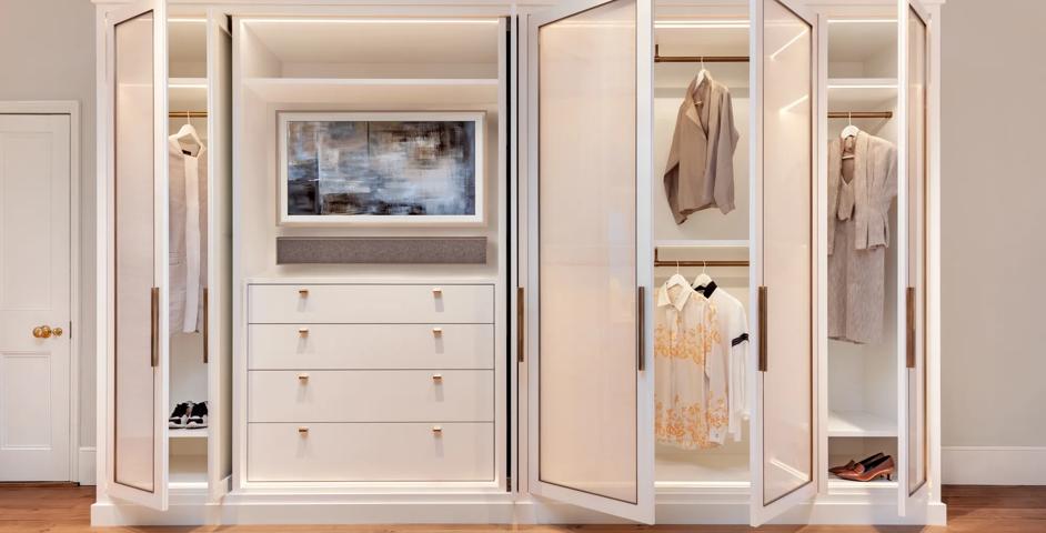Dressing Room - Wardrobes with Fonteyn Cabinet Pull (CP1119), Fonteyn Cabinet Handle (CH1085) & Round Hanging Rail (HR1004) in Mid Antique Brass Waxed - MABW