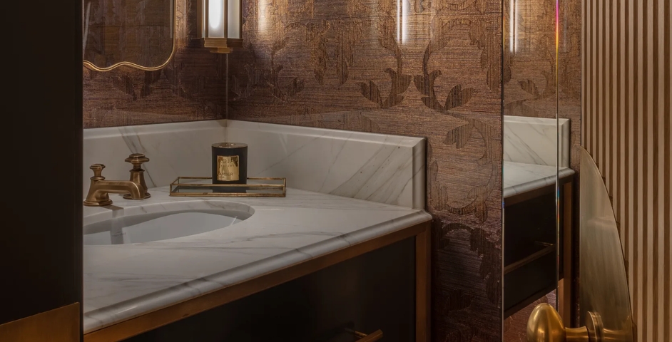 Mayfair Coach House (30 Hays Mews) - Bathroom with Albert Door Knob (DK1061) & Minimalist Release (RL1028) in Mid Antique Brass Waxed - MABW