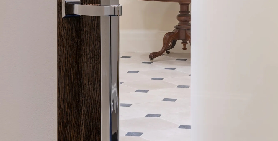 Poundbury - Reception with Adelphi Door Pull (DP1015) in Polished Chrome - PC