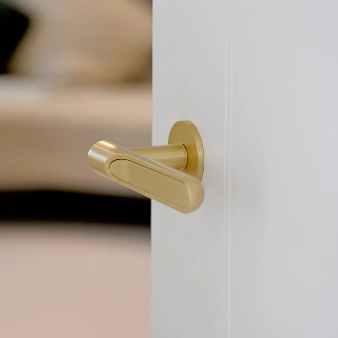 Contour Lever with Brass Inlay (LV1217.02) in Brushed Brass Waxed - BBW