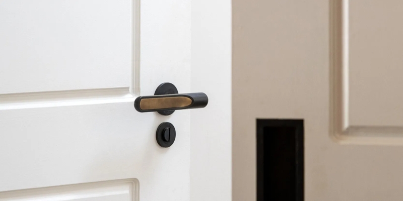 Victorian Townhouse – Door with Contour Lever Handle with Inlay (LV1217) in Dark Bronze Waxed - DBZW and Mid Antique Brass Waxed - MABW.
Upholstery & Bespoke FF&E – Ben Whistler (@ben_whistler), Joinery – Hux London (@huxlondon), Hand-Painted Wallpaper – Fromental (@fromentaldesign), Stone & Tiles Throughout the Home & Exterior – Marazzi (@marazziceramiche), Timber Flooring – Element 7 (@element7flooring), Living Room & Master Bedroom Rugs – ICE International (@iceinternational), Curtains – Shades of Grace (@shadesofgracelondon)