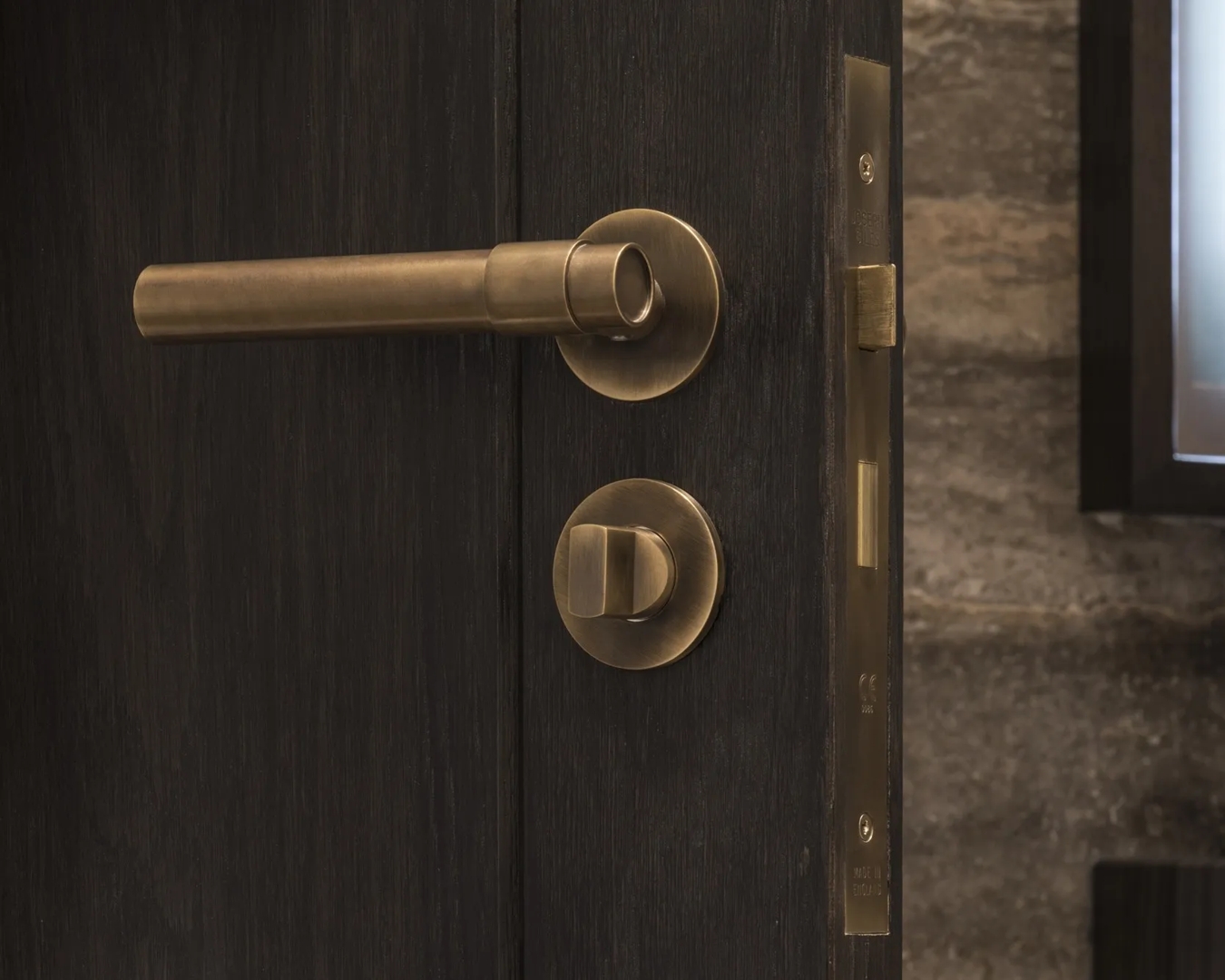 Bathroom with Montgomery Lever (LV1108) in Mid Antique Brass Waxed - MABW