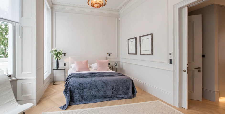 46 Brunswick Gardens - Bedroom with Recessed Pull Privacy Turn (SF1081.TT) in Mid Antique Brass Waxed - MABW