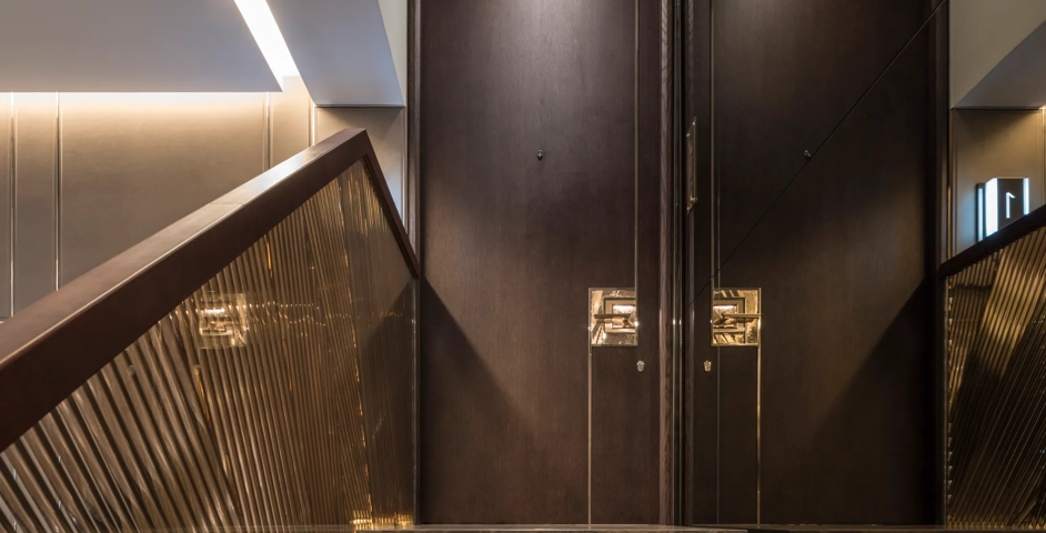 77 South Audley Street - Reception with Bespoke Drayton Lever (LV1090) in Almond Gold