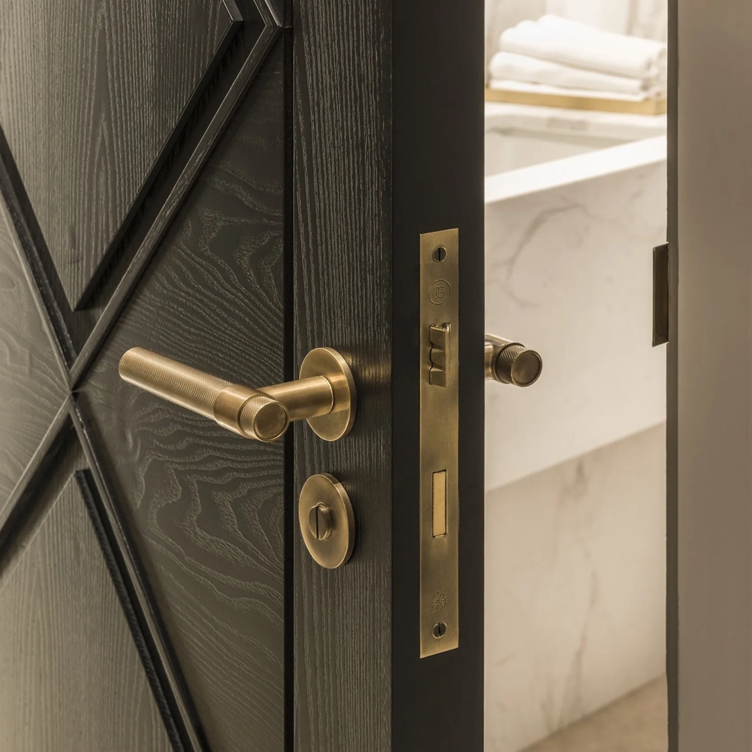 Diamond Knurled Montgomery Lever (LV1142) in Mid Antique Brass Waxed (MABW) on stunning decorative bathroom door