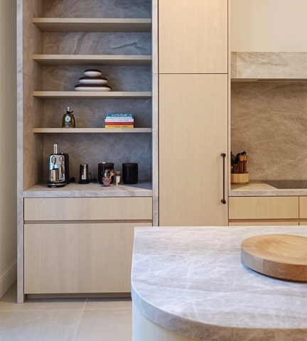 Kitchen with Fonteyn Door Pull (DP1024.SGL) in Dark Bronze Waxed - DBZW