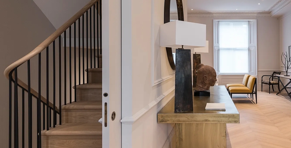 46 Brunswick Gardens - Lounge with Recessed Pull Privac Turn (SF1081.TT) in Mid Antique Brass Waxed - MABW