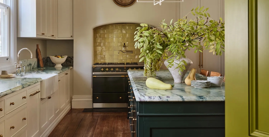 Warrnambool House – Kitchen with Darlington Lever (LV1158) in Mid Antique Brass Waxed - MABW