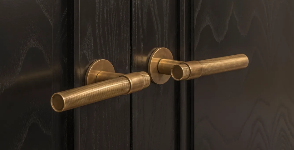 Crown Aspinalls - Dining with Montgomery Diamond Knurled Lever (LV1142) in Mid Antique Brass Waxed - MABW