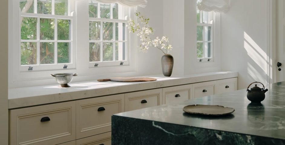 The Lookout (Web Resolution) – Kitchen Counter with Fentiman Door Knob (DK1060) and Buxton Cup Cabinet Handle (CH1106) in Dark Bronze Waxed - DBZW