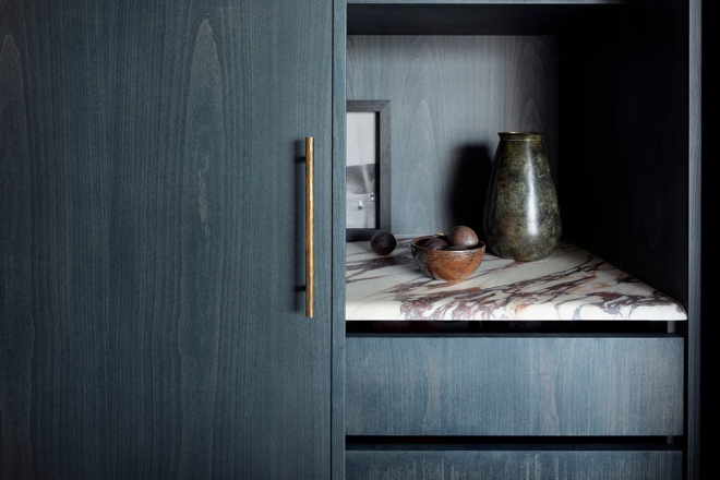 Bay House - Kitchen with Rolled & Hammered Cabinet Handle (CH1012) in Mid Antique Brass Waxed - MABW