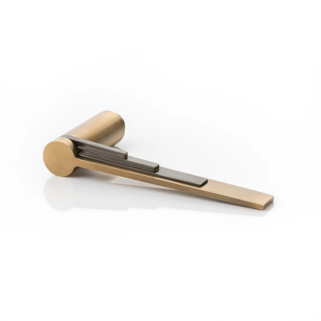 Scala Lever (LV1171) in Mid Antique Brass Waxed - MABW & Dark Bronze Waxed - DBZW on a white background.jpg